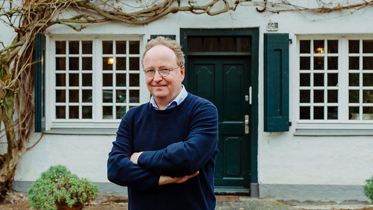 Stefaan Bergé infront of his house